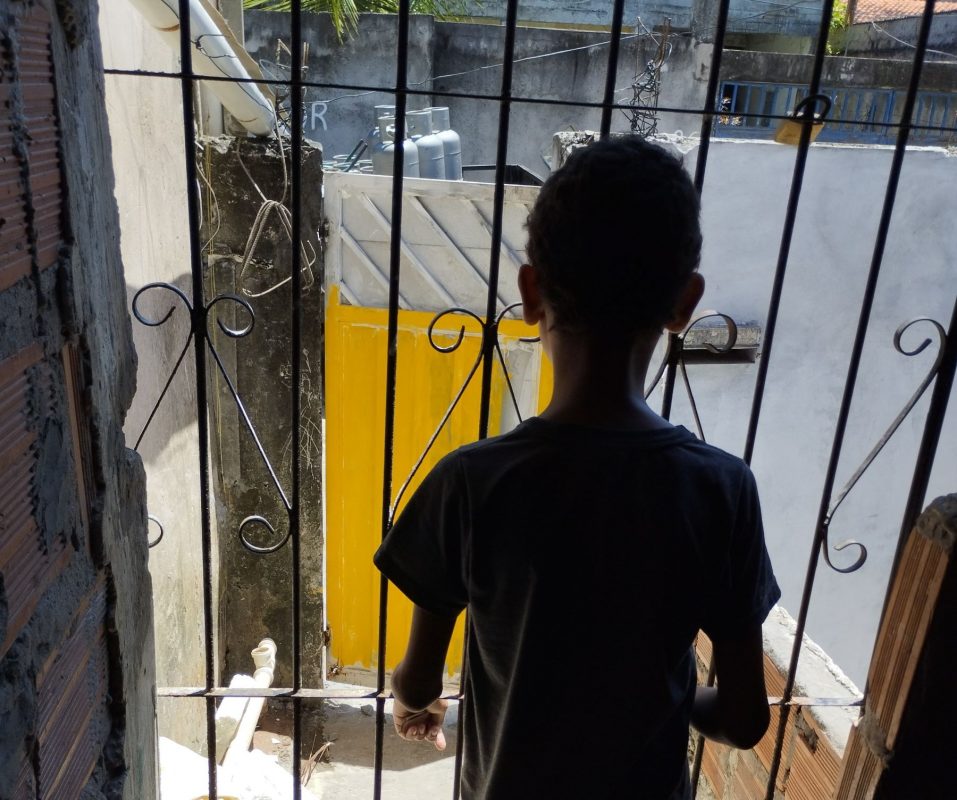 Isaías em sua casa, vizinha ao polo de Camaçari: cheiro forte e problemas respiratórios (Foto: Sonilton Santos)