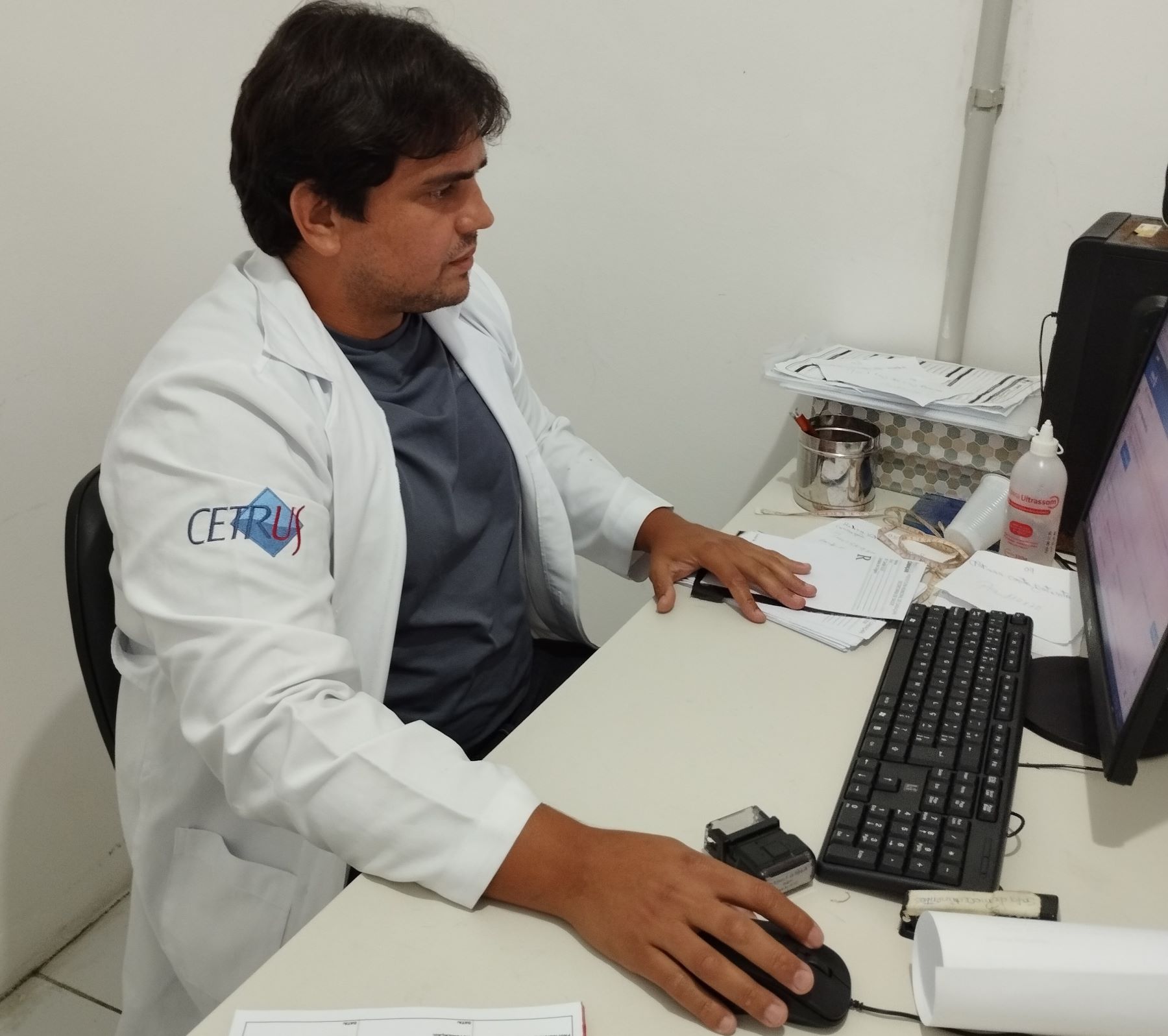 O médico Irineu Ferreira Júnior alerta para doenças respiratórias que podem ser causadas pela poluição (Foto: Sonilton Santos)