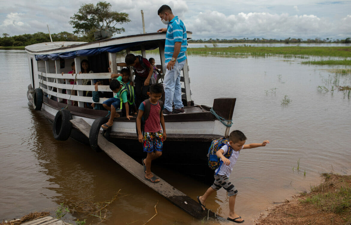 Crianças indígenas da etnia Mura chegam na comunidade: lideranças apontam que área de mineração fica a dois minutos de lancha de escola (Foto: Bruno Kelly / Amazônia Real - 27/03/2022)