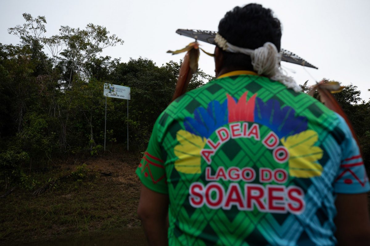 Placa da Potássio Brasil em área comprada pela empresa dentro do território reivindicado pelos indígenas: demora na demarcação provoca protestos (Foto: Bruno Kelly/Amazônia Real - 27/03/2022)
