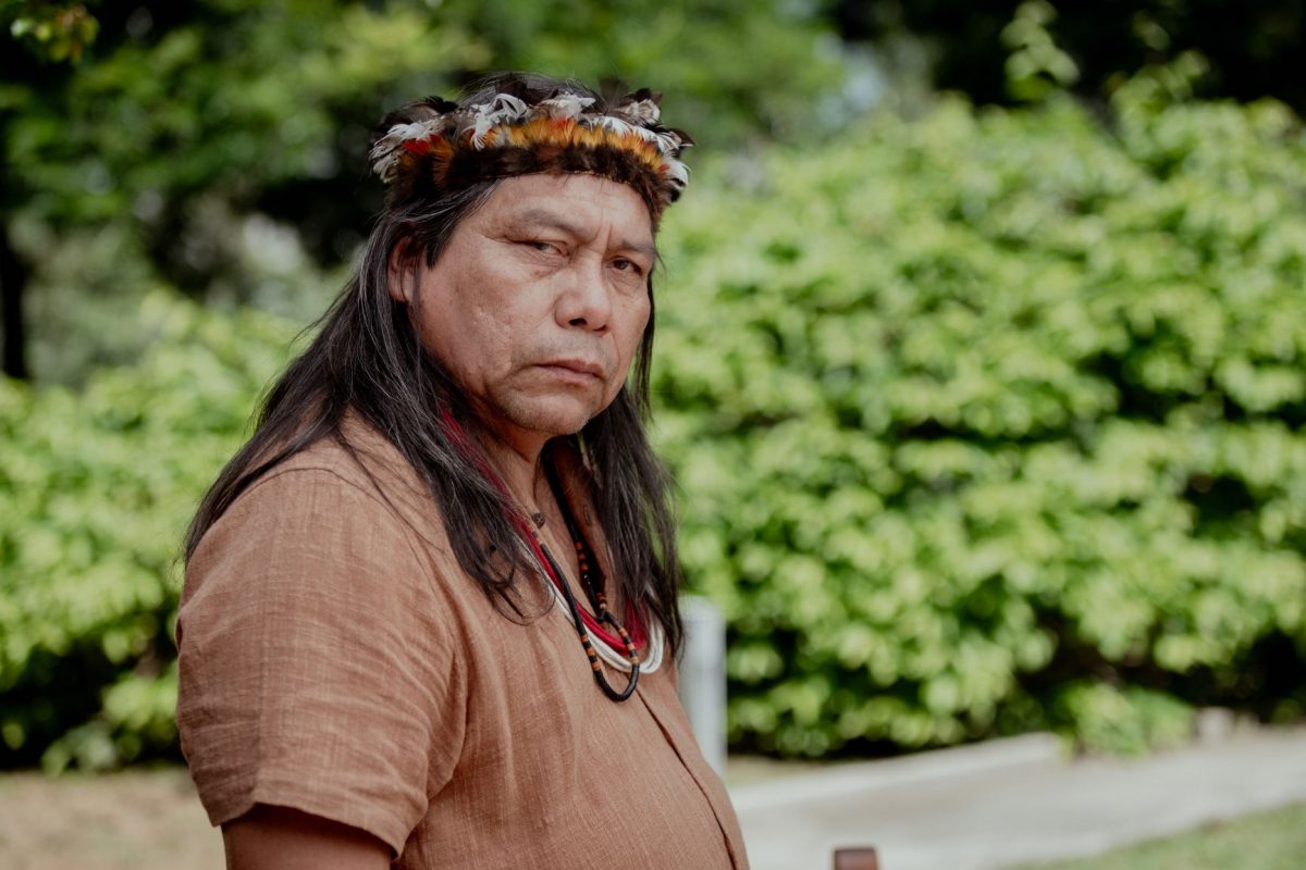 O escritor Daniel Munduruku nas gravações de Falas da Terra, especial da TV Globo onde atuou como roteirista: manifesto do pertencimento dos povos indígenas (Foto: Juan Ribeiro / TV Globo)
