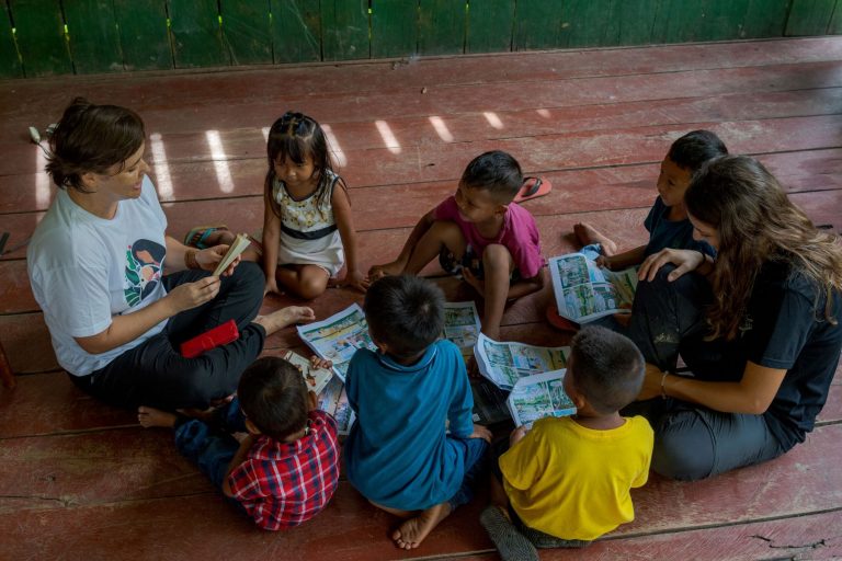 A professora Bianca Darski com alunos indígenas no Amazonas: pesquisas científicas sobre questões ambientais em almanaque com histórias em quadrinhos (Foto: Miguel Monteiro / Divulgação)