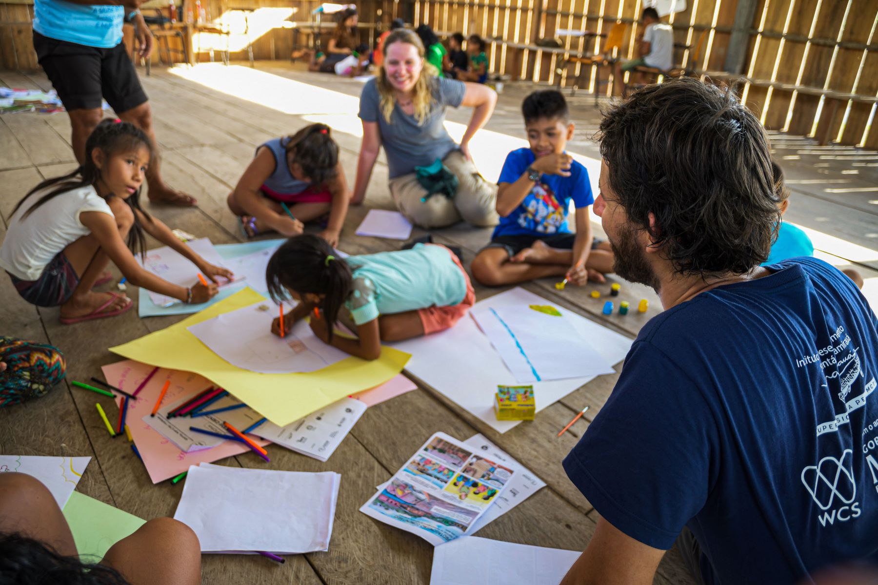 Professores e alunos em projeto na Amazônia: literatura com papel importante na sensibilização das crianças e também dos docentes (Foto: Miguel Monteiro / Divulgação)