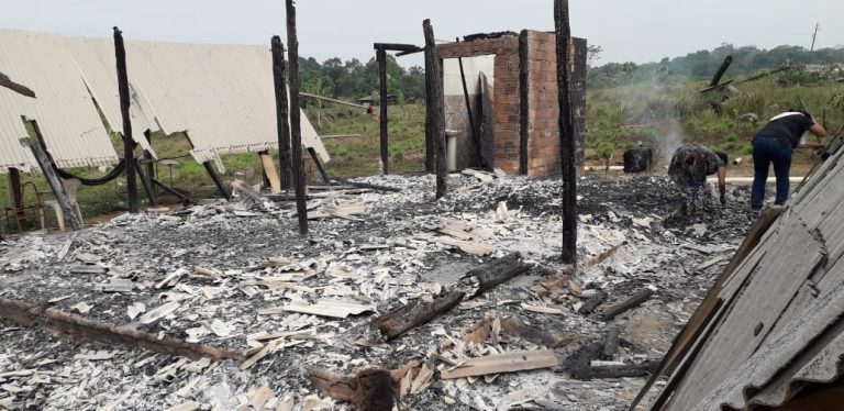 Residência coletiva no Acampamento Terra Santa destruída por pistoleiros em Rondônia: levantamento da CPT aponta aumento de 45% no número de casos de pistolagem (Foto: CPT Rondônia)