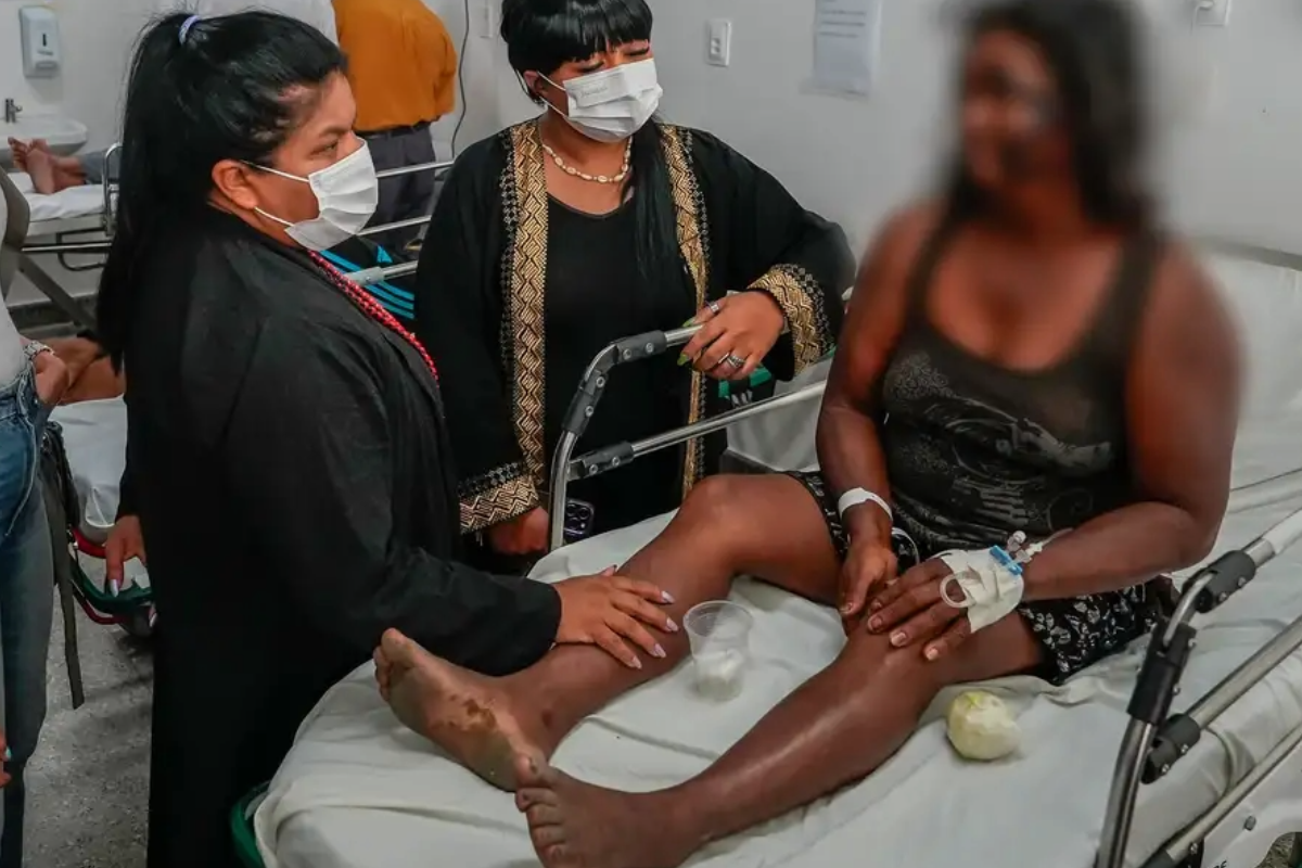 A ministra Sônia Guajajara visita indígena pataxó baleada na Bahia: indígenas foram as maiores vítimas de assassinato no campo (Foto: Leo Otero / MPI)