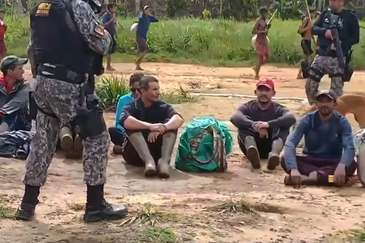 Garimpeiros presos por indígenas Yanomami e entregues à Força Nacional: tensão crescente (Foto: Reprodução de vídeo @juniorhekurari)