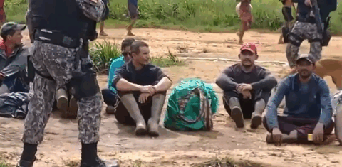 Garimpeiros presos por indígenas Yanomami e entregues à Força Nacional: tensão crescente (Foto: Reprodução de vídeo @juniorhekurari)