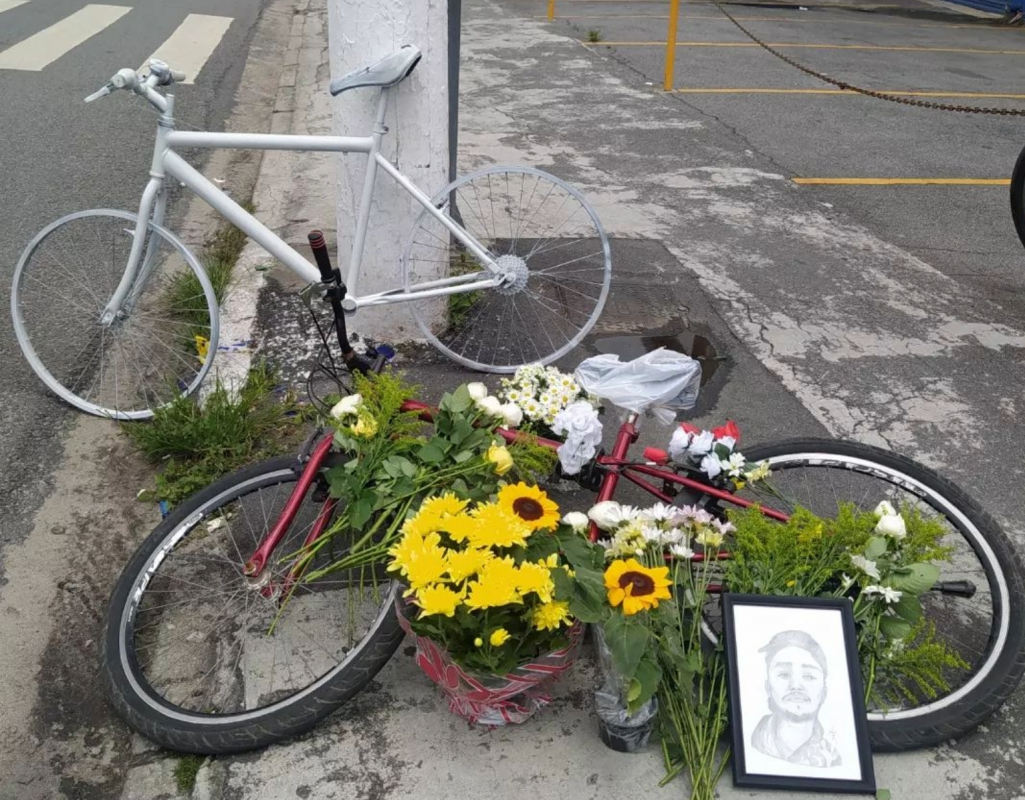 Homenagem ao ciclista Rafael Mesquita Xavier, atropelado por um ônibus na Zona Leste de São Paulo, no começo de 2023: trânsito paulista mata um ciclista por dia (Foto: Reprodução)