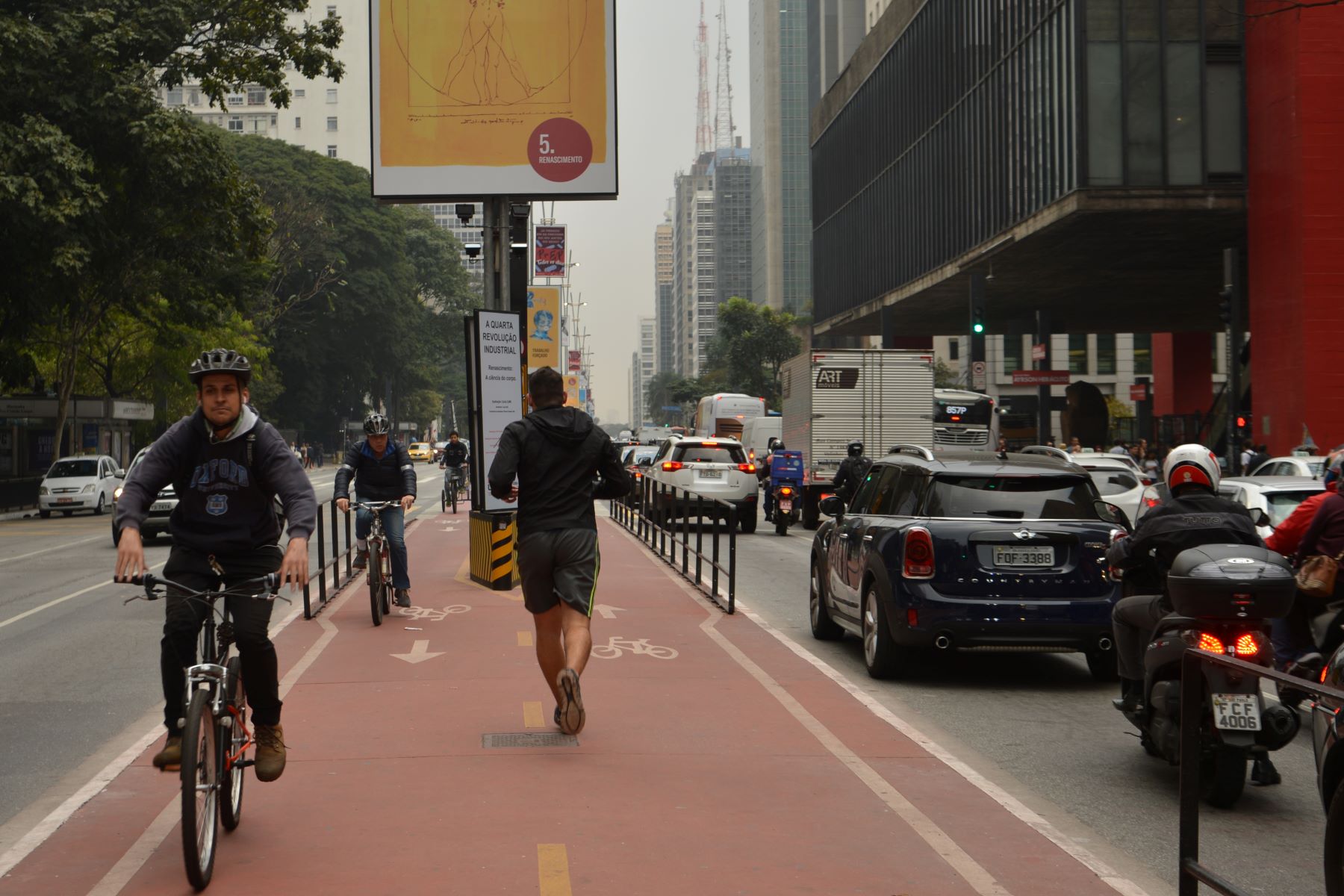 Ciclovia na Avenida Paulista, região central de São Paulo: projeto para reduzir velocidade dos carros em vias urbanas e melhorar segurança no trânsito (Foto: Rovena Rosa / Agência Brasil - 14/05/2019)