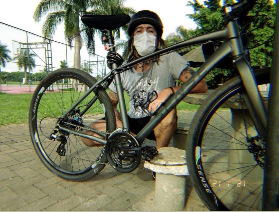 Thiago e sua bicicleta: queda por estreitamento da ciclofaixa (Foto: Arquivo Pessoal)