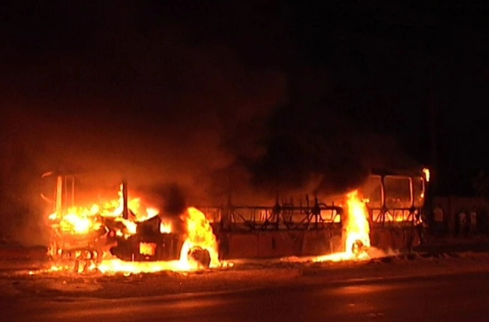 Ônibus em chamas na periferia de São Luís: cidade sitiada durante rebelião continuada em Pedrinhas (Foto: Reprodução / TV Mirante - 2013)