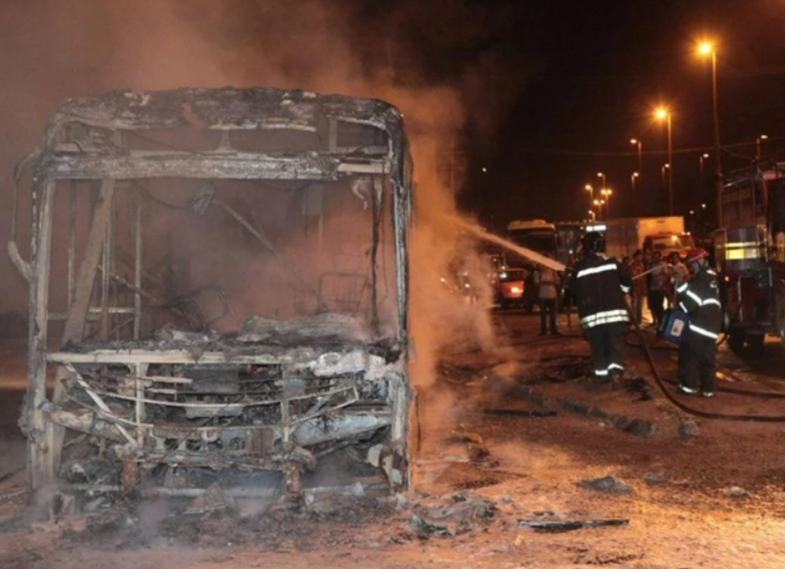 Ônibus incendiado em São Luís por ordem vinda do Complexo de Pedrinhas: menina de seis anos morreu queimada (Foto: Reprodução / TV Mirante /2014)