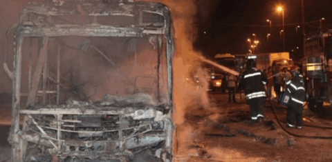 Ônibus incendiado em São Luís por ordem vinda do Complexo de Pedrinhas: menina de seis anos morreu queimada (Foto: Reprodução / TV Mirante /2014)