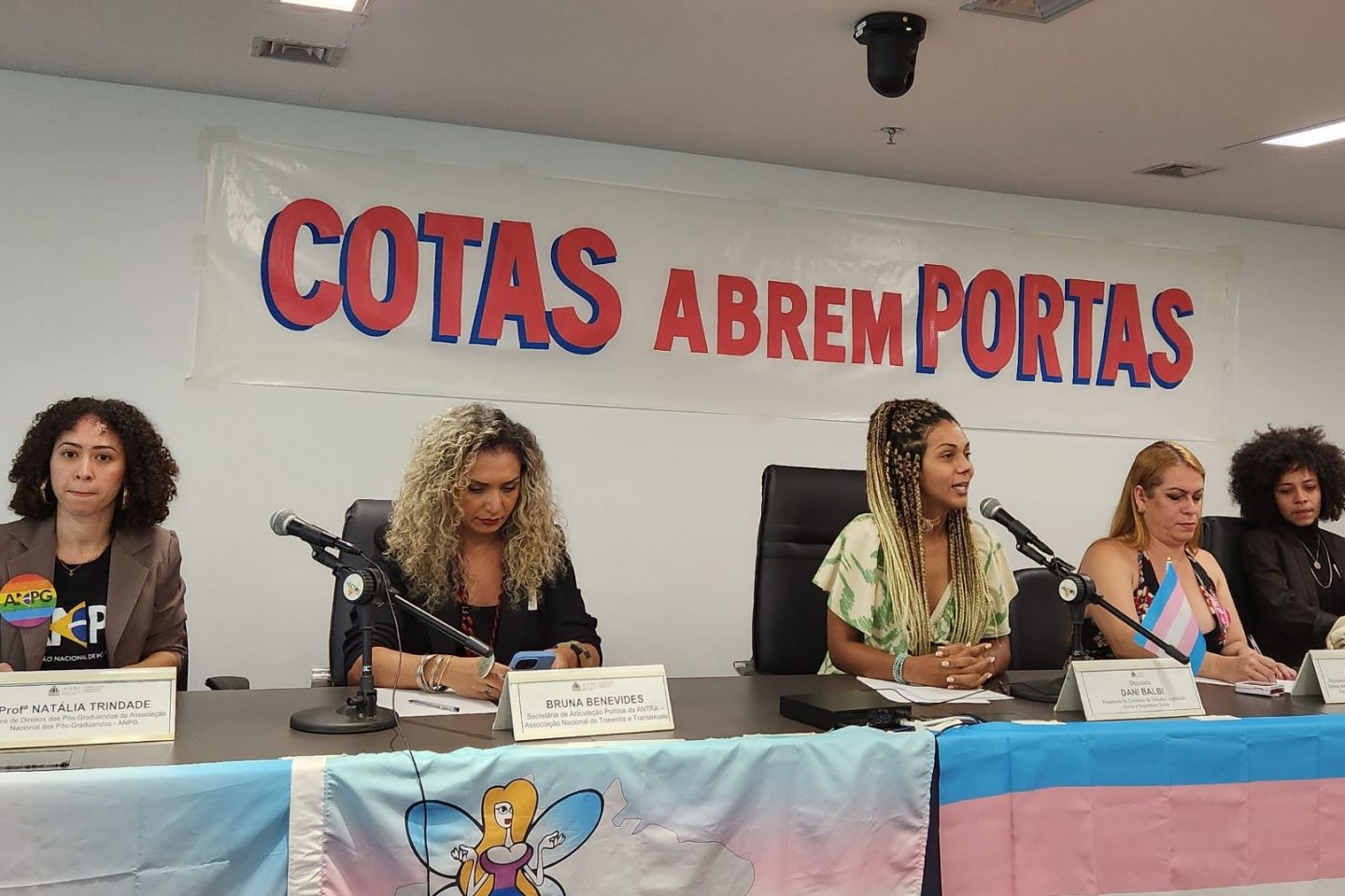 A deputada Dani Balbi - entre Natalia Trindade, Bruna Benevides, Symmy Larrat e Aron Giovanni de Oliveira - em debate sobre cotas na Alerj: falta de vagas para trans em concursos limita ainda mais acesso a emprego formal (Foto; Ana Carolina Ferreira)