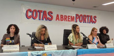 A deputada Dani Balbi - entre Natalia Trindade, Bruna Benevides, Symmy Larrat e Aron Giovanni de Oliveira - em debate sobre cotas na Alerj: falta de vagas para trans em concursos limita ainda mais acesso a emprego formal (Foto; Ana Carolina Ferreira)