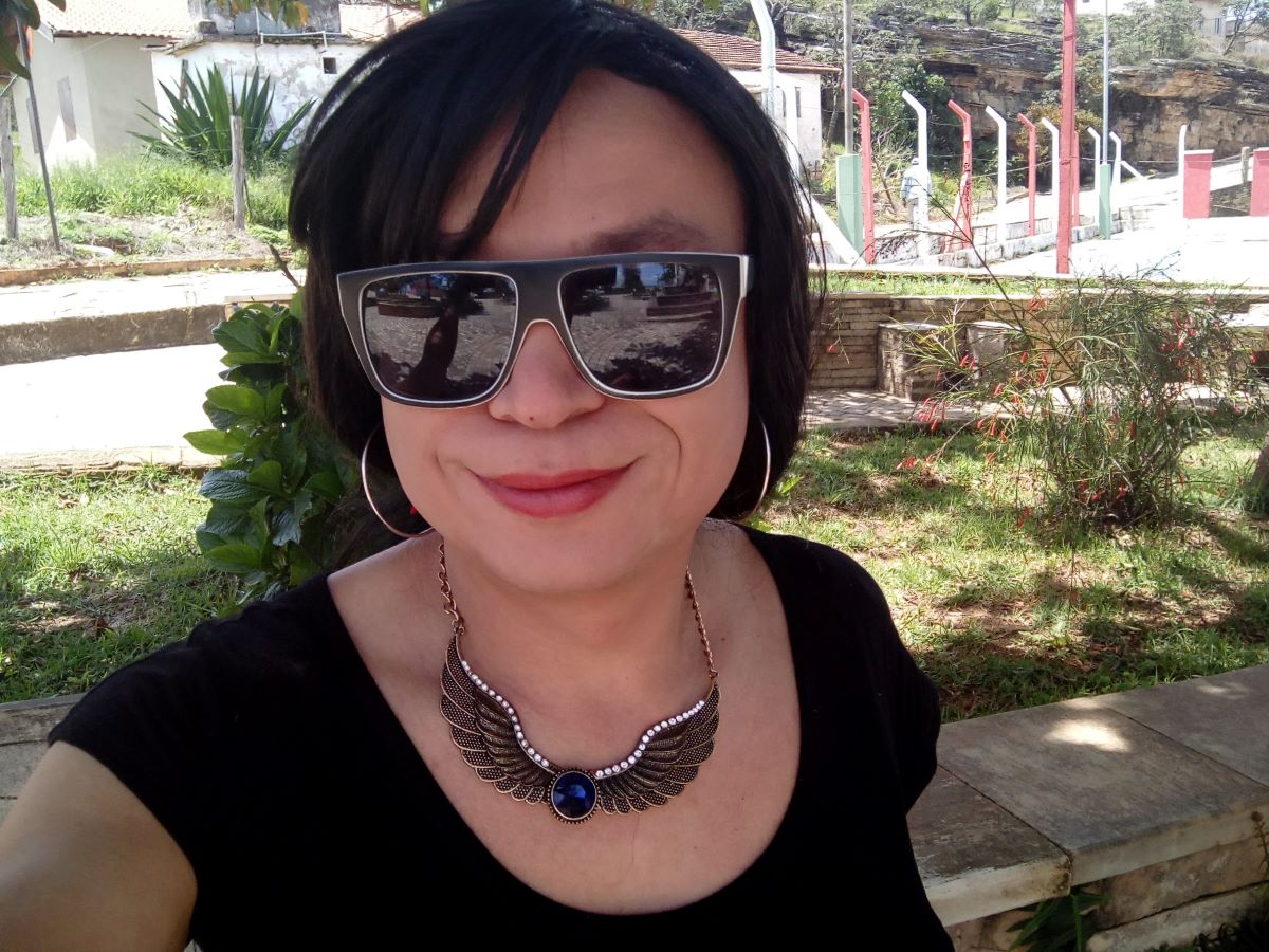Carla Santana, mulher trans e youtuber na área de concursos: exceção em um país em que as pessoas trans enfrentam enormes desafios na formação (Foto: Arquivo Pessoal)
