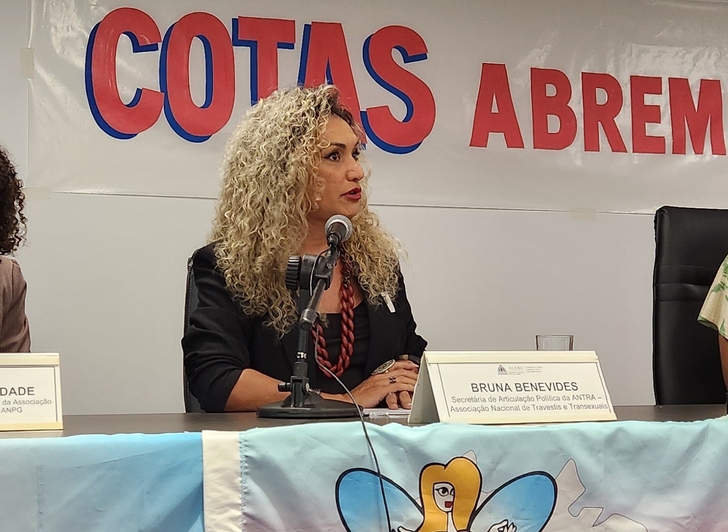 Bruna Benevides, da Antra, em debate na Alerj: pessoas trans com dificuldades no acesso e na permanência no mercado de trabalho (Foto: Ana Carolina Ferreira)