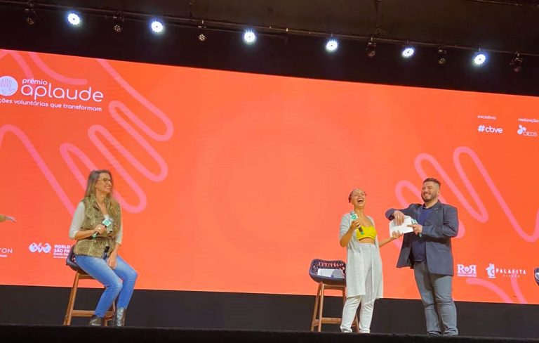 Cerimônia de entrega do Prêmio Aplaude 2023 no WTC Events Center, em São Paulo: reconhecimento de projetos de voluntariado (Foto: Divulgação / CIEDS)