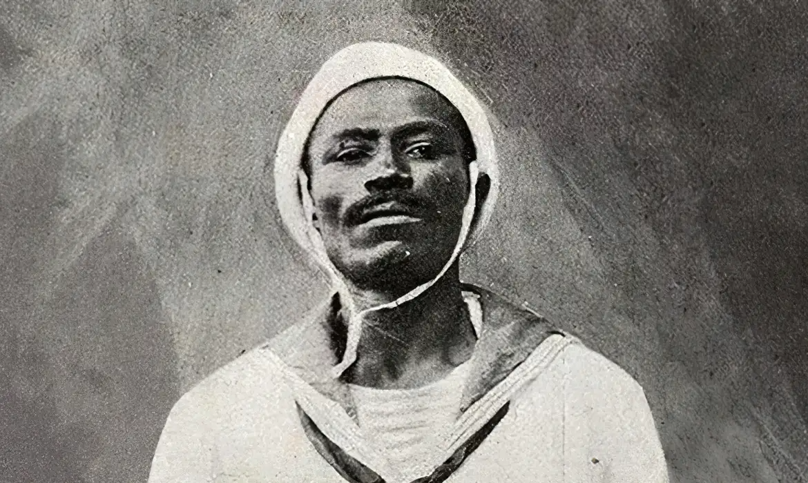 João Cândido, líder da Revolta da Chibata, contra castigos físicos aos marinheiros negros em 1910: alvo de perseguição da Marinha há mais de um século (Foto: Reprodução)