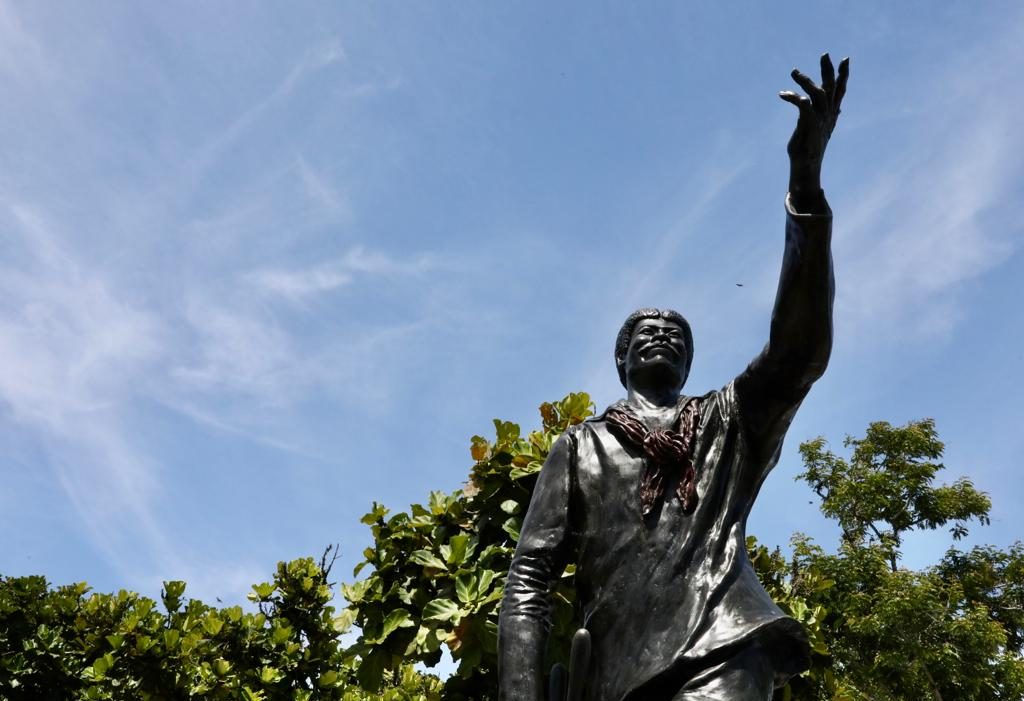 Estátua de João Cândido, o Almirante Negro, no Centro do Rio: ataques ao líder da Revolta da Chibata é mais uma mancha na história da Marinha (Foto: Beth Santos / Prefeitura do Rio)