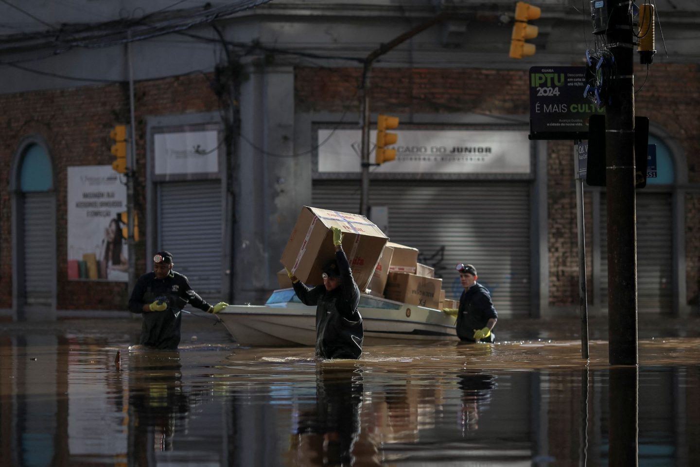 Trabalho de resgate na Porto Alegre alagada: estudo aponta aumento em pelo menos 15% das chuvas na região, em comparação com o passado por conta das mudanças climáticas (Foto: Anselmo Cunha / AFP)