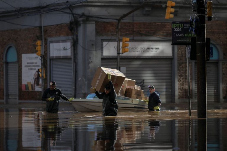 Trabalho de resgate na Porto Alegre alagada: estudo aponta aumento em pelo menos 15% das chuvas na região, em comparação com o passado por conta das mudanças climáticas (Foto: Anselmo Cunha / AFP)