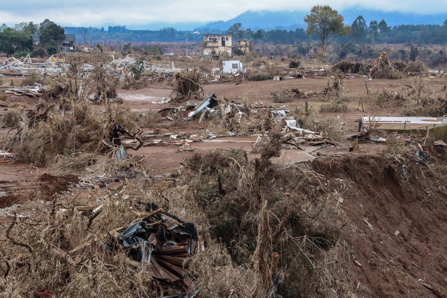 Bairro do município de Lajeado, à beira do Rio Taquari, destruído pela enchente: cidades do vale planejam transferir população para áreas mais seguras após terceira inundação em oito meses (Foto: Rafa Neddermeyer / Agência Brasil)