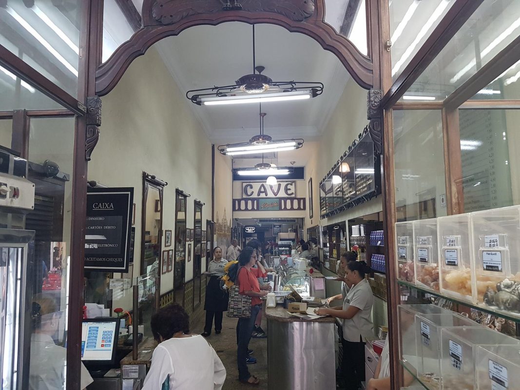 Casa Cavé, confeitaria do século 19: Rua Uruguaiana, no centro do Rio, reúne quatro séculos de história e problemas do século 21 (Foto: Oscar Valporto)