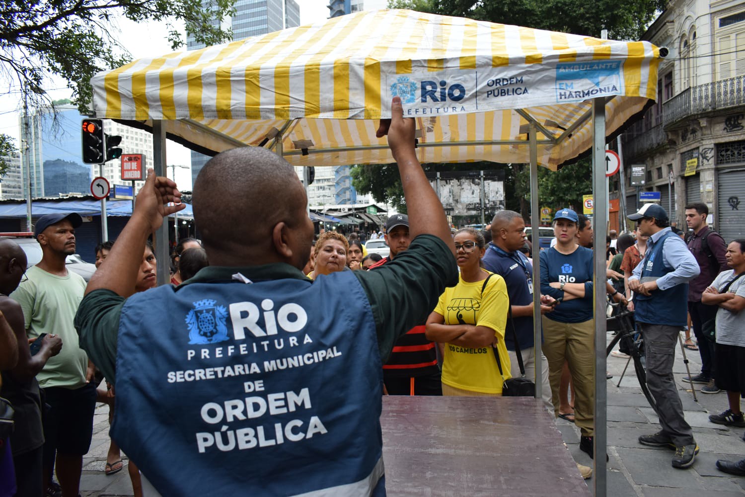 Funcionário da Prefeitura arma barraca com nova padronização: tentativa de dar ordem no comércio ambulante (Foto: Fábio Costa/Seop) 