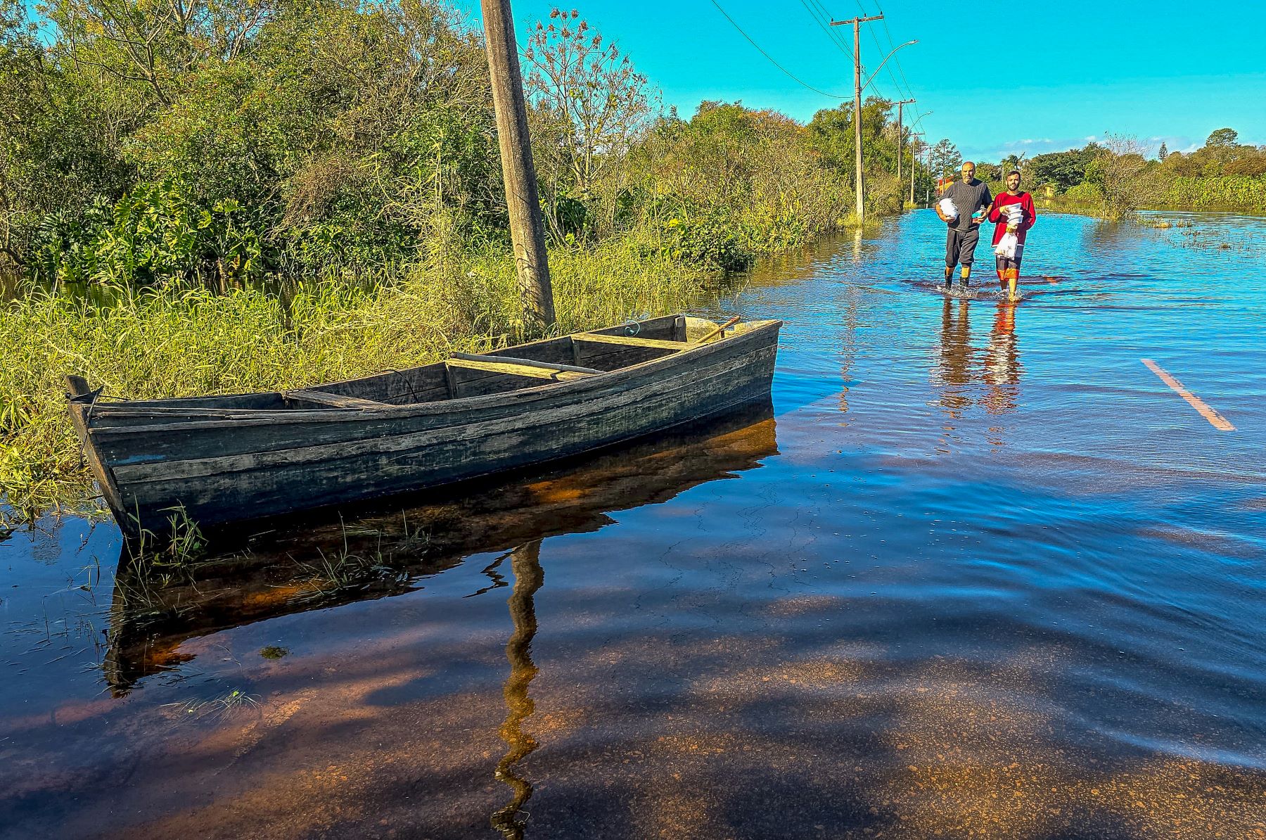 Bairro alagado em Pelotas, no sul do estado: recuperação precisa levar em conta aspectos sociais, ambientais e geográficos (Foto: Rafa Neddermeyer / Agência Brasil)