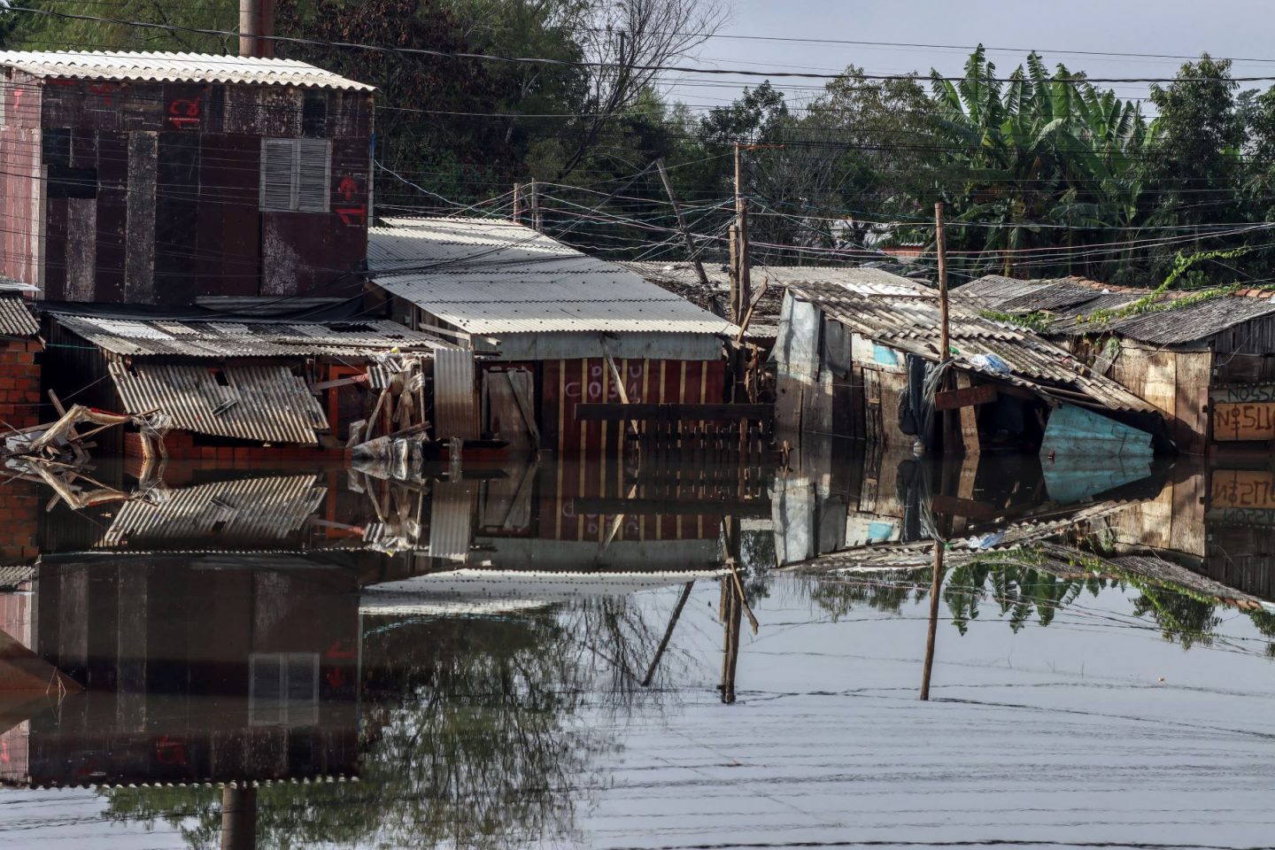 Bairro Farrapos, na periferia de Porto Alegre, alagado pela enchente: populações mais vulneráveis aos efeitos da crise climática são as pessoas pobres, com menos acesso a moradias adequadas em locais seguros (Foto: Rafa Neddermeyer / Agência Brasil - 21/05/2024)
