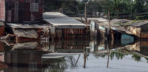 Bairro Farrapos, na periferia de Porto Alegre, alagado pela enchente: populações mais vulneráveis aos efeitos da crise climática são as pessoas pobres, com menos acesso a moradias adequadas em locais seguros (Foto: Rafa Neddermeyer / Agência Brasil - 21/05/2024)
