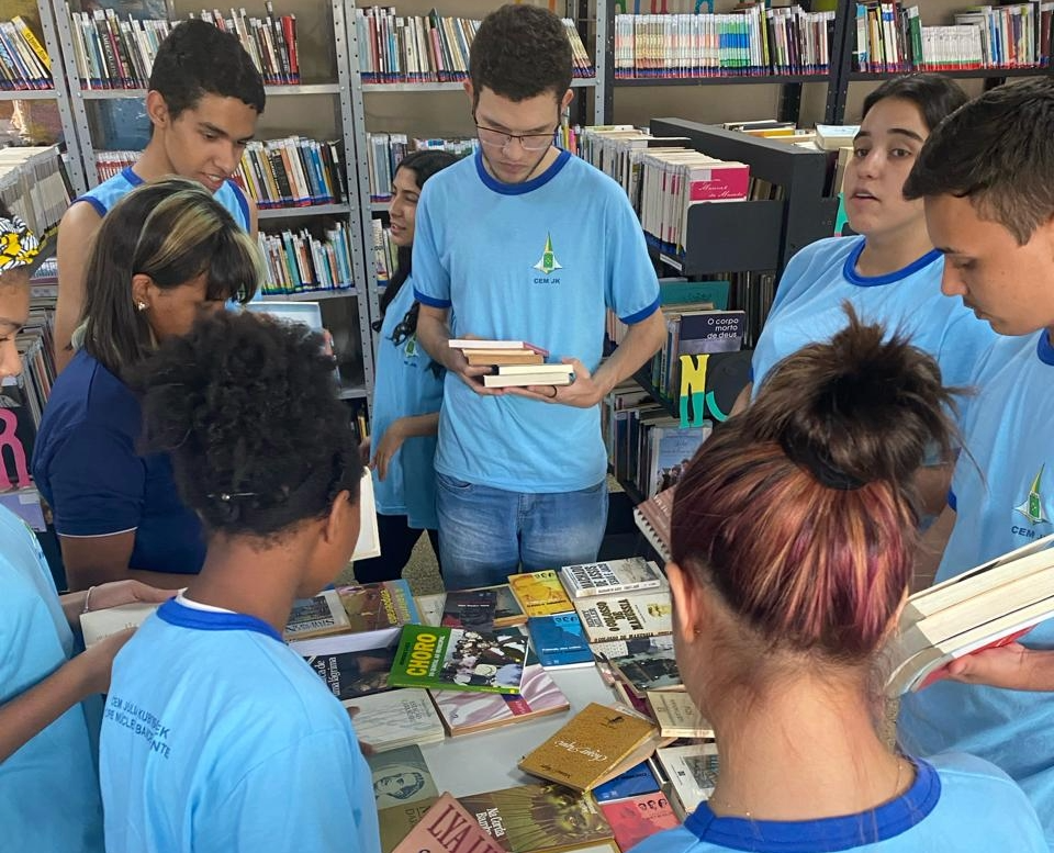 Estudantes do ensino médio de Brasília com livros em debate: olhar mais crítico, troca de impressões, mais compreensão das ideias dos outros (Foto: Divulgação)