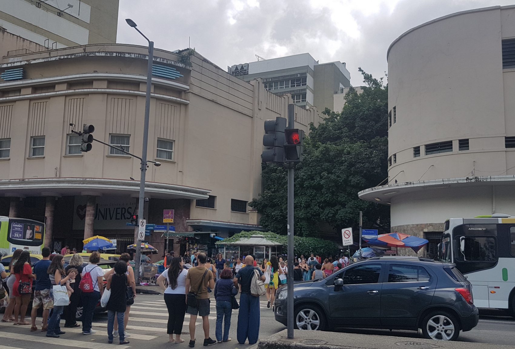 Igreja Universal ocupa prédio do antigo Cinema Carioca, na Tijuca: ao lado, uma drogaria da rede Venancio; na outra esquina, mais uma farmácia, de uma empresa concorrente (Foto: Oscar Valporto - 08/07/2019)