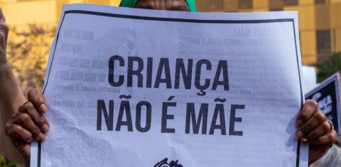Manifestação contra o PL 1904/2024 na Câmara: meninas vivem situações de desrespeito, violência e abandono em nome da proteção à vida (Foto: Juliana Duarte / Movimento Criança não é Mãe)
