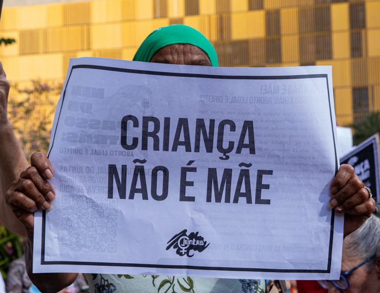 Manifestação contra o PL 1904/2024 na Câmara: meninas vivem situações de desrespeito, violência e abandono em nome da proteção à vida (Foto: Juliana Duarte / Movimento Criança não é Mãe)