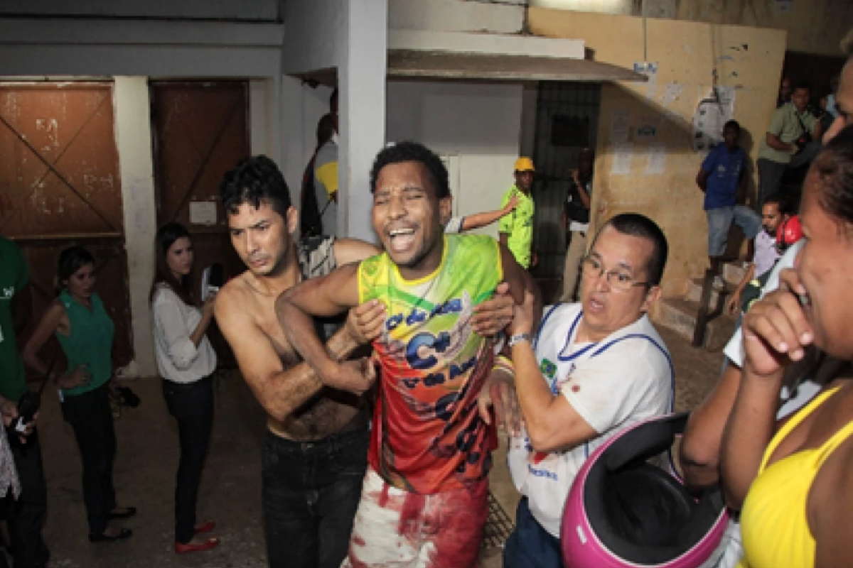 Preso ensanguentado na pior noite da rebelião continuada em Pedrinhas: 10 mortos e dezenas de feridos em outubro de 2013 (Reprodução: TV Mirante)