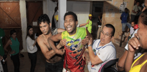 Preso ensanguentado na pior noite da rebelião continuada em Pedrinhas: 10 mortos e dezenas de feridos em outubro de 2013 (Reprodução: TV Mirante)