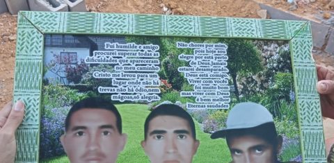 Mãe com as fotos dos filhos assassinados no complexo penitenciário: retrato dos horrores em Pedrinhas (Foto; Arquivo Pessoal)