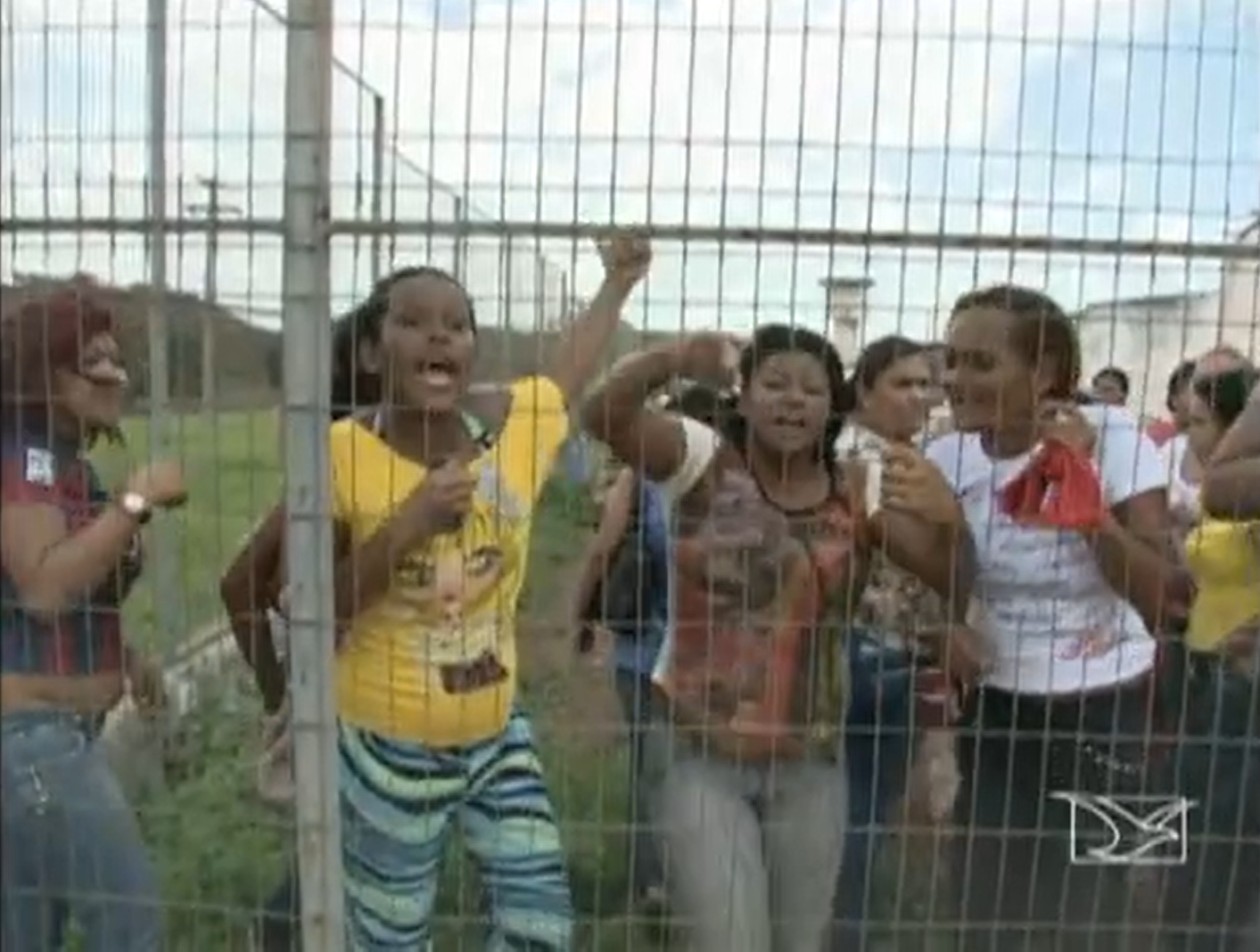 Mulheres de encarcerados em Pedrinhas protestam por falta de notícias durante motim em 2013: ajuda do estado nunca chegou (Reprodução: TV Mirante)