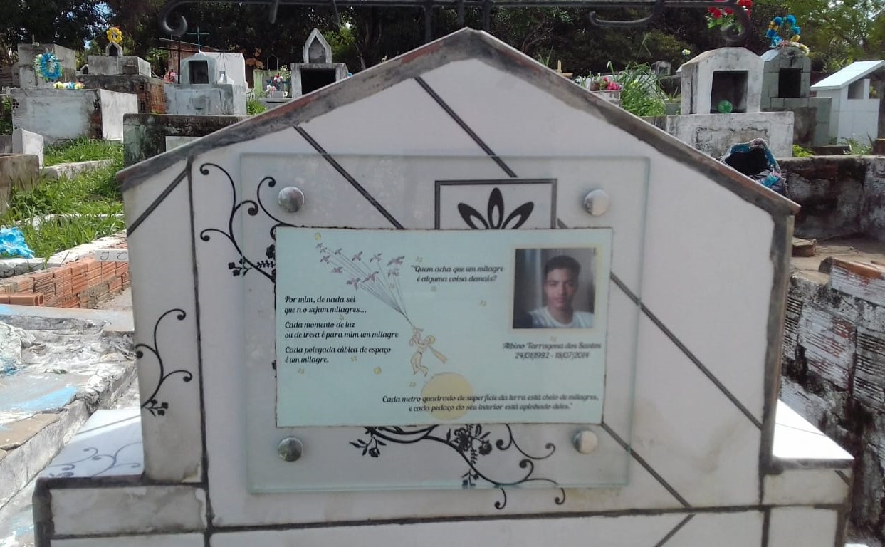 Túmulo em cemitério de São Luís de vítima da guerra das drogas após passagem pelo Complexo de Pedrinhas: "Queria que Agustín tivesse tido a oportunidade de ter uma vida", desabafou a mãe (Foto: Arquivo Pessoal)