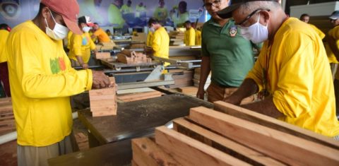 Condenados que cumprem pena no antigo Complexo de Pedrinhas trabalham em fábrica de móveis: 10 anos após massacres, Maranhão ganhou prêmio por gestão do sistema penitenciário (Foto: Seap-MA)