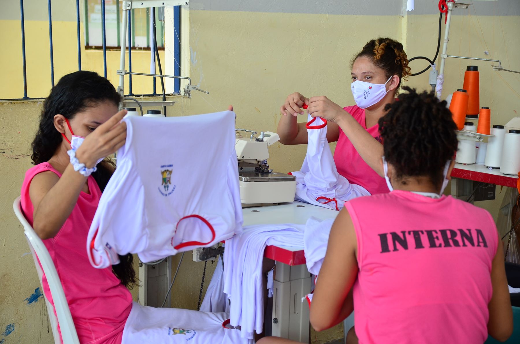 Internas trabalham na confecção de roupas para alunos de escolas: uso de uniformes padronizados - laranja para homens, rosa para mulheres - foi uma das medidas tomadas para reorganização das unidades prisionais de Dão Luís (Foto: Seap - 09/07/2021)
