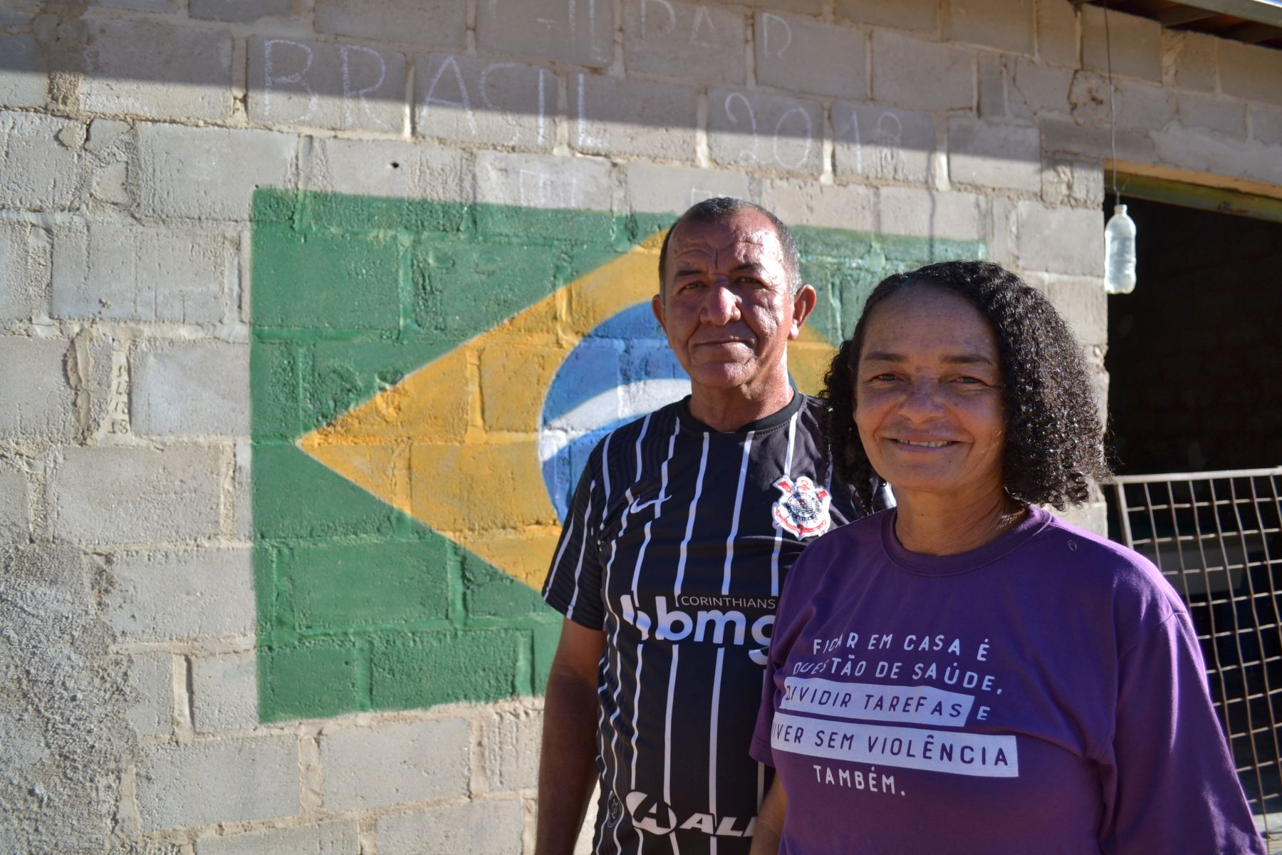 Vaneide, com o marido Gilmar, em frente da residência da família em Casa Nova: nascida no movimento social e com histórico de resistência (Foto: Nathallia Fonseca)