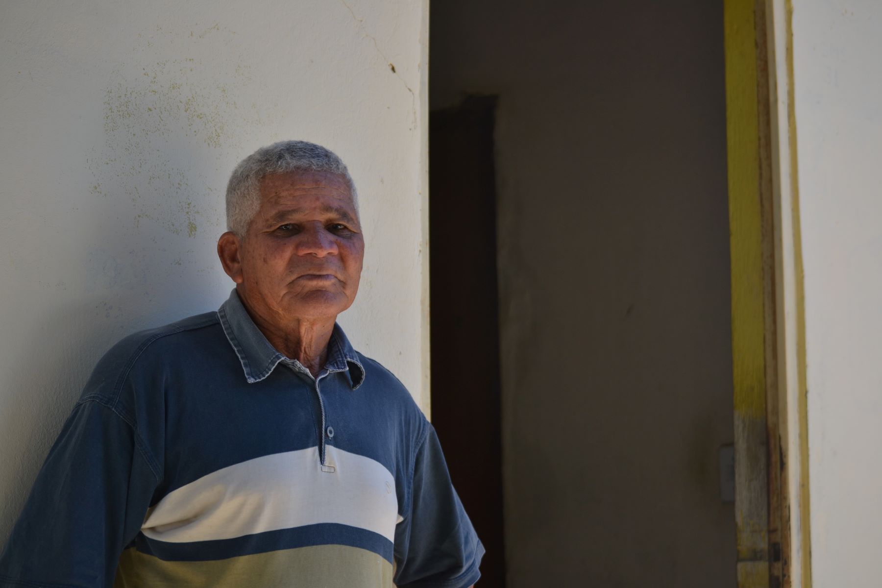 Na sua casa na nova Sento Sé, o agricultor Carlos lembra emocionado e triste do alagamento da região de Sobradinho: “A vinda para cá envolveu muita promessa que não foi cumprida. A Chesf dizia que ia dar terreno, mas não cercou terreno nenhum" (Foto: Nathallia Fonseca)