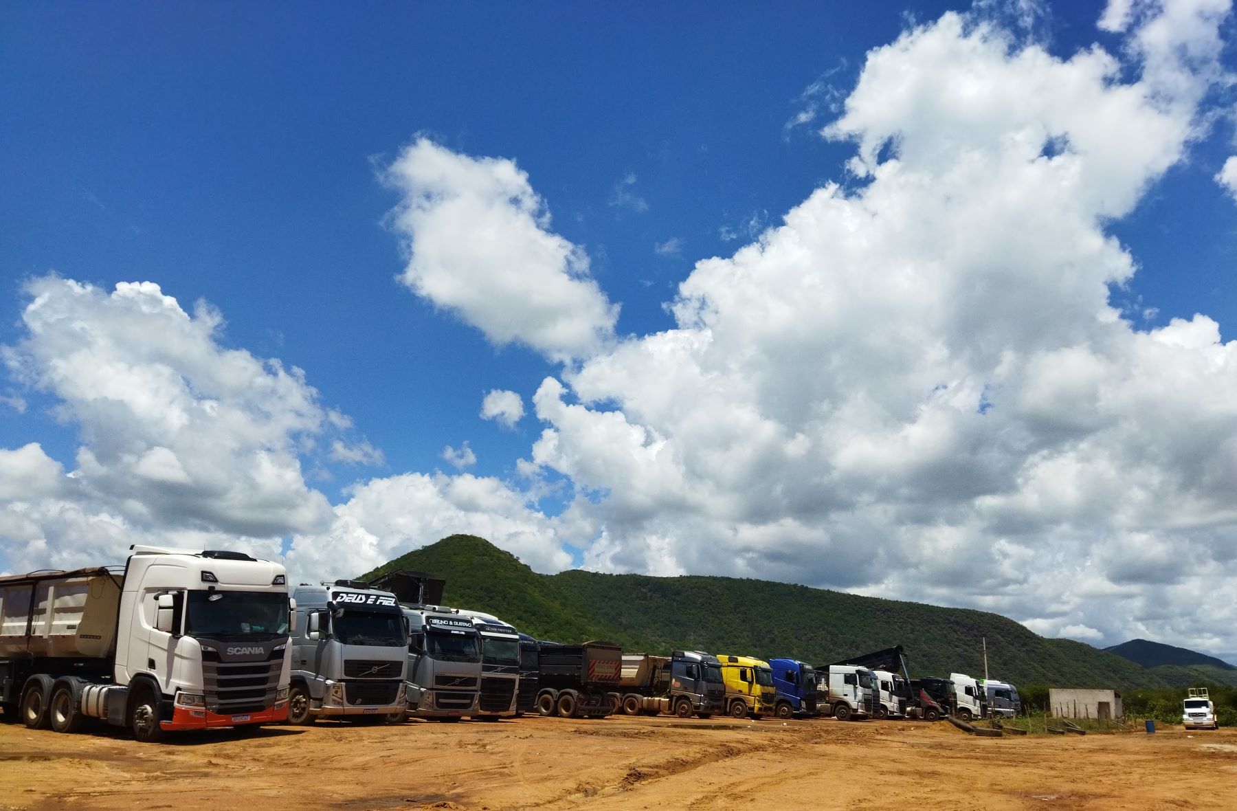 Dezenas de carretas para transporte de minério à beira de estrada de terra em Sento Sé: impacto socioambiental (Foto: Nathallia Fonseca)