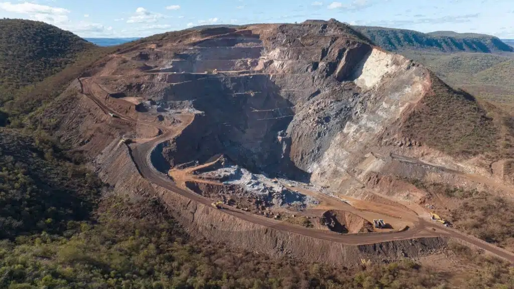 Mineração na Serra da Bicuda, em Sento Sé: moradores reclamam de poluição do Rio São Francisco e da serra, barulho e poeira (Foto: Divulgação)