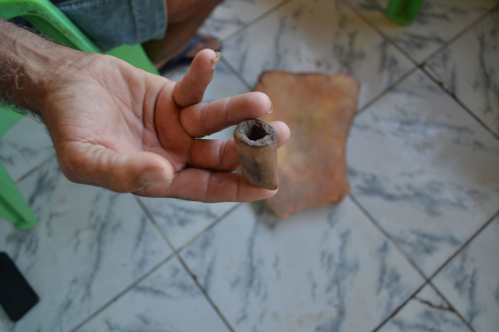 Antônio mostra cachimbo de seus ancestrais indígenas: pedaços da história em sítio arqueológico (Foto: Nathallia Fonseca)