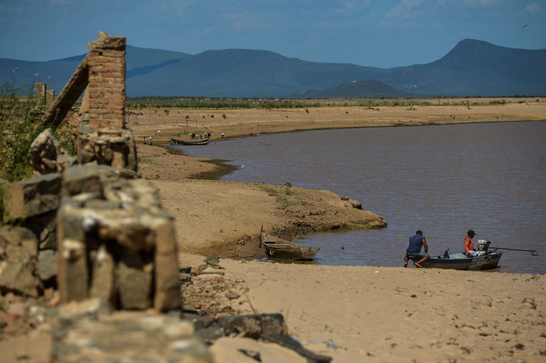 Seca no Lago de Sobradinho deixou à mostra ruínas das cidades submersas: parentes levaram Vaneide ao lugar onde era sua casa (Foto: Marcello Casal Jr. / Agência Brasil - 10/12/2015)