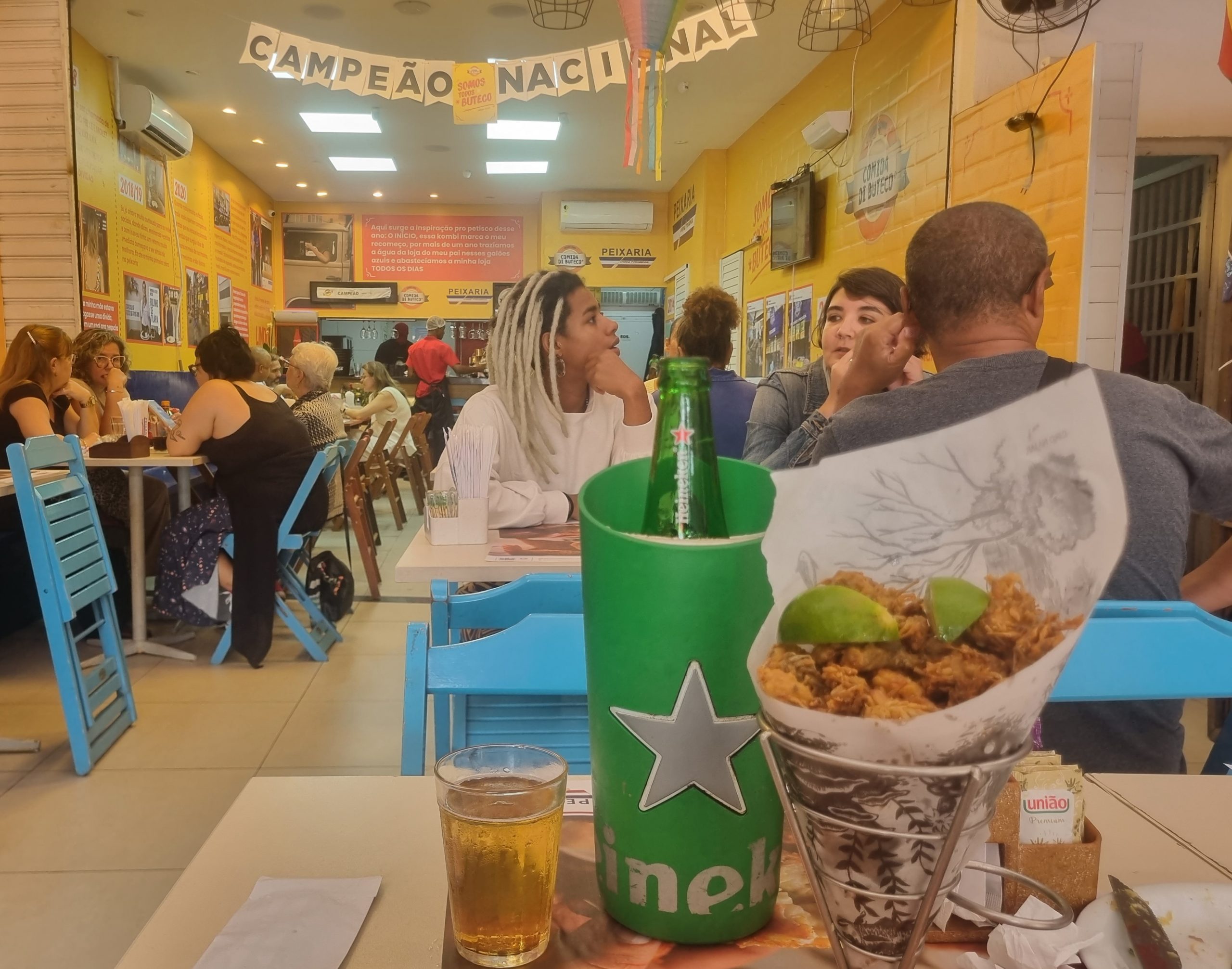 Hora do almoço no Bar da Peixaria Divina Providência: mesas ocupadas e história nas paredes (Foto: Oscar Valporto)